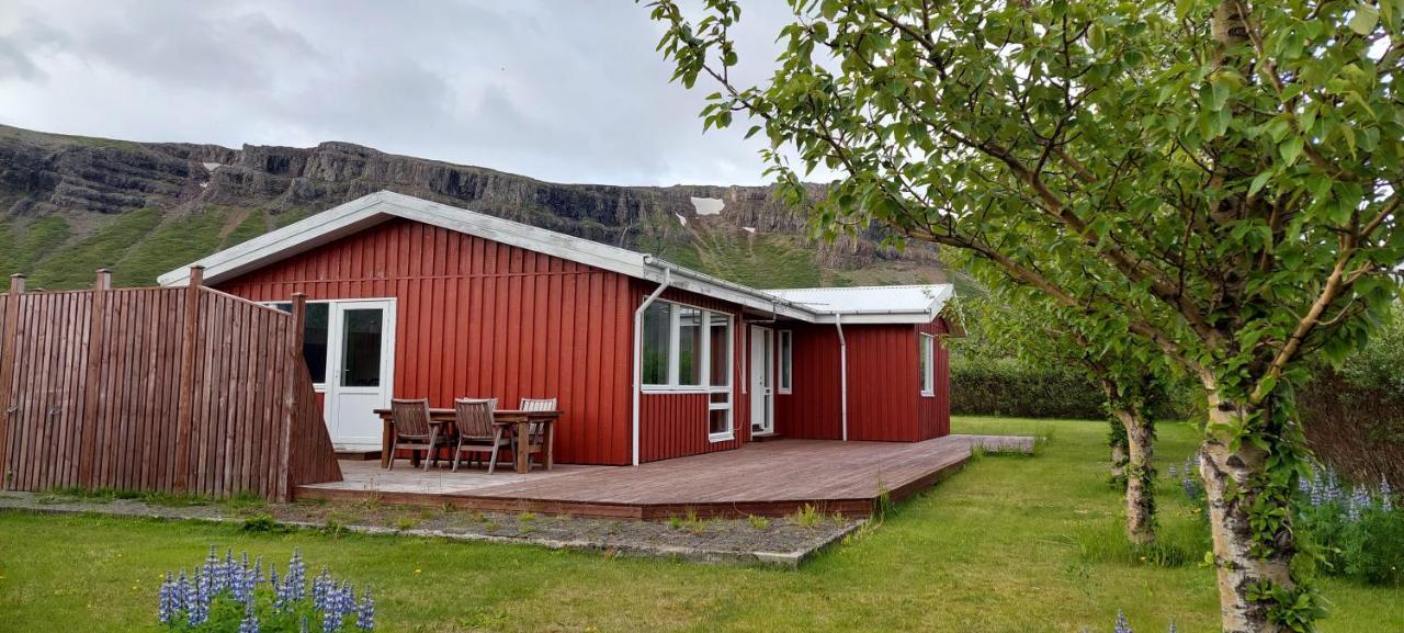 Apartamento Aegisholt Privete House With Hot Tub Patreksfjordur Exterior foto