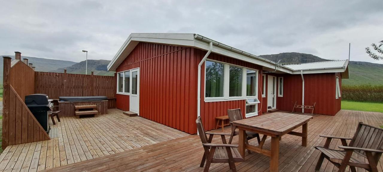 Apartamento Aegisholt Privete House With Hot Tub Patreksfjordur Exterior foto